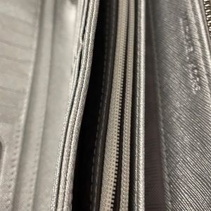 Looks like new spacious with both sides and zipper